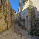 Avec Terrasse Et Parking En Centre D'uzès
