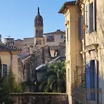 Avec Terrasse Et Parking En Centre D'uzès *