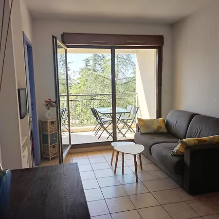 Avec Terrasse Et Parking En Centre D'uzes