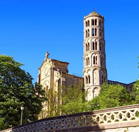 Avec Terrasse Et Parking En Centre D'uzes *