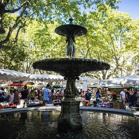 Avec Terrasse Et Parking En Centre D'uzes *