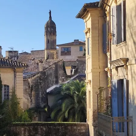 Avec Terrasse Et Parking En Centre D'uzes *