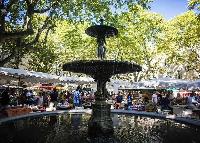 Avec Terrasse Et Parking En Centre D'uzes *