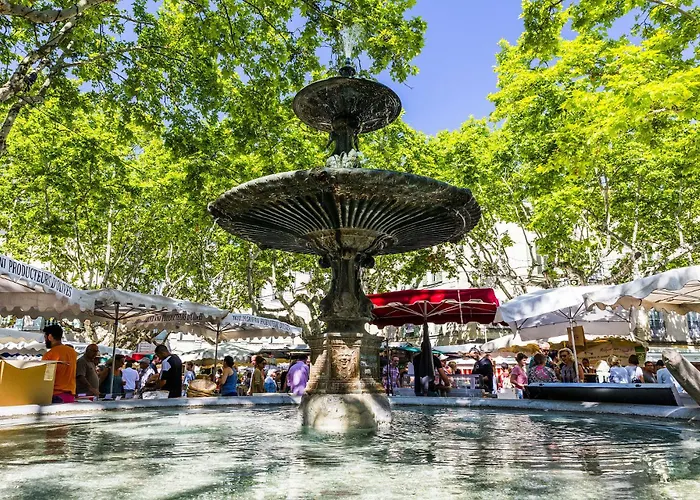 Avec Terrasse Et Parking En Centre D'uzes Uzès