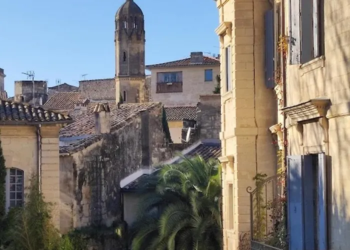 Avec Terrasse Et Parking En Centre D'uzes *