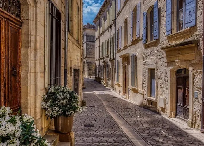 Avec Terrasse Et Parking En Centre D'uzes Uzès